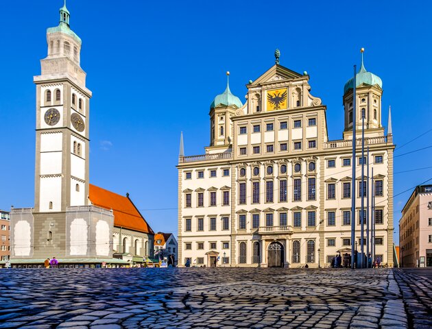 Renaissance-Rathaus von Augsburg mit Perlachturm bei blauem Himmel | © Getty Images FooTToo