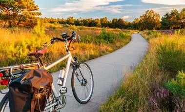 Mit dem E-Bike auf Tour | © AdobeStock_603284998_DutchScenery