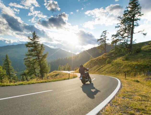 Motorradfahrer auf Tour | © AdobeStock_198020043_Lukas Gojda