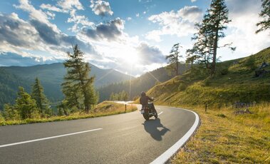 Motorradfahrer auf Tour | © AdobeStock_198020043_Lukas Gojda