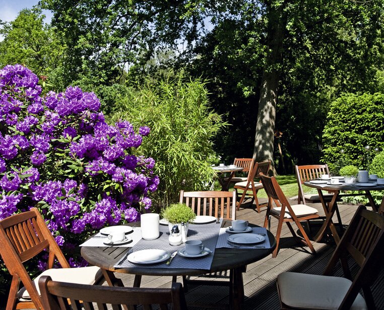 Gartencafe im Ringhotel Ahrensburg garni, 3-Sterne Superior Hotel in der Metropole Hamburg | © Terasse im Ringhotel Ahrensburg garni, 3-Sterne Superior Hotel