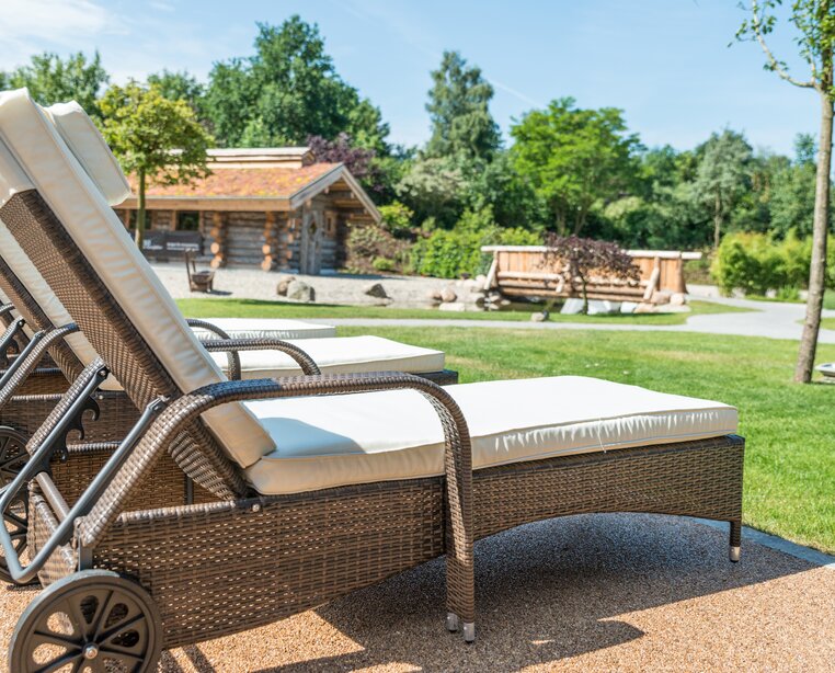 Genießen Sie die Ruhe in der Außenanlage des Alfen Saunalands im Ringhotel Alfsee Piazza in Rieste, 3 Sterne Superior Hotel im Osnabrücker Land | © Ringhotel Alfsee Piazza in Rieste