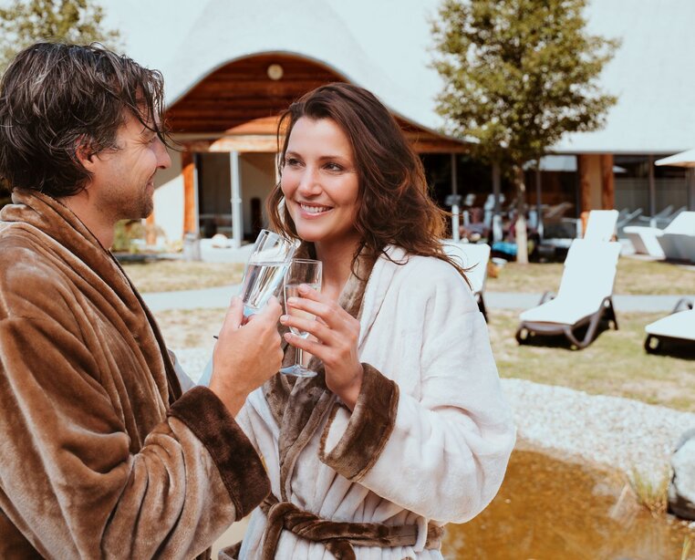 Champagner genießen im Alfen Saunaland am 3 Sterne Superior Hotel Ringhotel Alfsee Piazza in Rieste | © Ringhotel Alfsee Piazza in Rieste