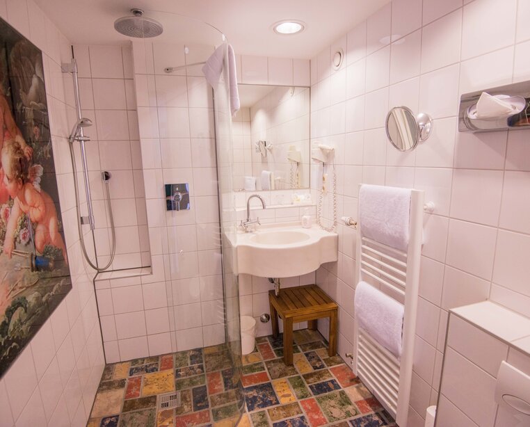 4 star Ringhotel Alpenhof double room Burgfeuer bathroom | © Ringhotel Patchworkhotel Alpenhof, Augsburg