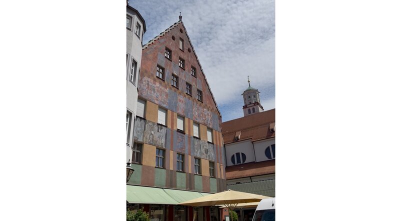 Bemaltes Giebelhaus mit kunstvoller Fassade in Augsburgs Altstadt  | © Ringhotels e.V., SK