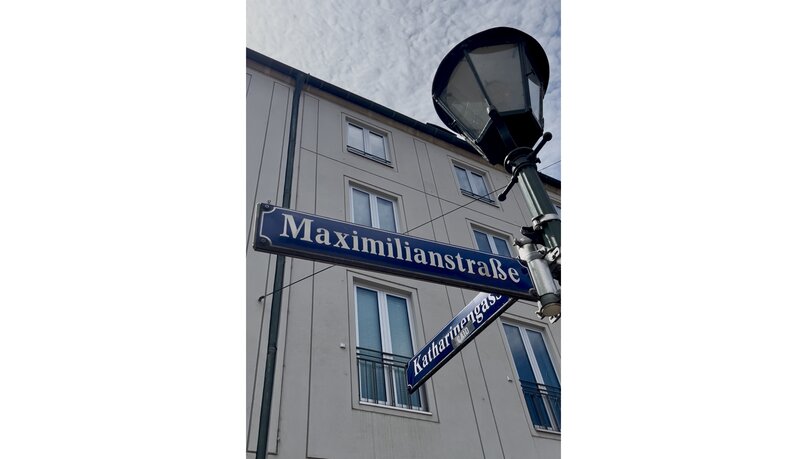 Straßenschild der Maximilianstraße mit Lampe in Augsburg | © Ringhotels e.V., SK 