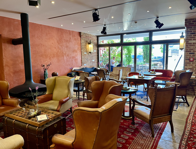 Gemütliche und stilvolle Lobby im Ringhotel Alpenhof in Augsburg mit Sitzgelegenheiten und Empfang | © Ringhotels e.V., SK