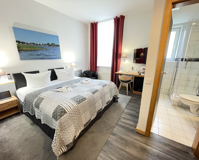 Doppelzimmer mit Dusche | © Jan H. Hertzsch
