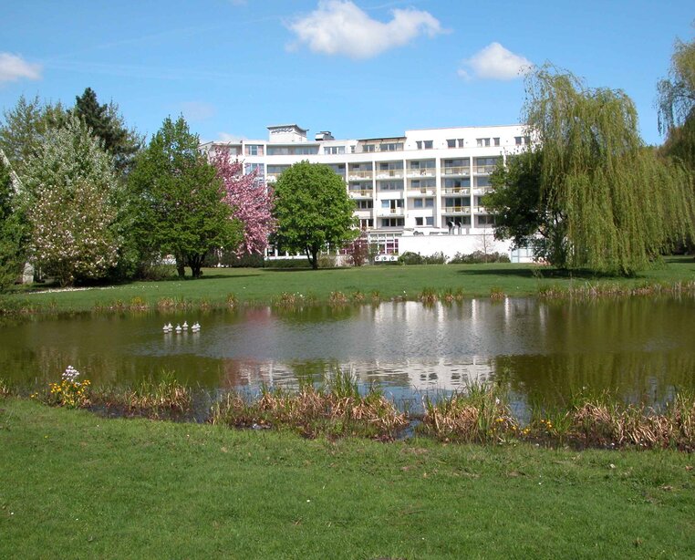 Mittendrin und doch ruhig ist das moderne Tagungs- und Wellnesshotel, das 4 Sterne Hotel Ringhotel Am Stadtpark in Lünen, gelegen | © Ringhotel Am Stadtpark in Lünen