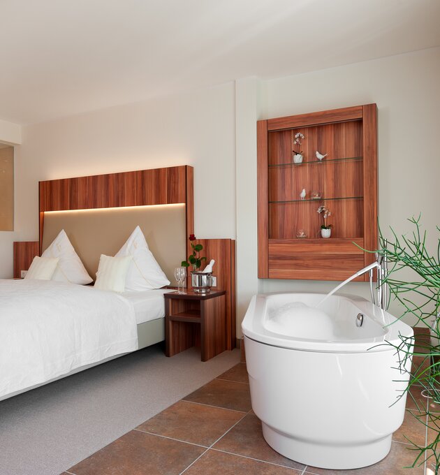 Die freistehende Badewanne im Wellnesszimmer des 4 Sterne Hotel Ringhotel Am Stadtpark in Lünen | © Ringhotel Am Stadtpark in Lünen