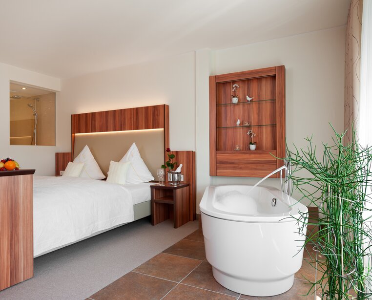 The freestanding bathtub in the spa room of the 4-star hotel Ringhotel Am Stadtpark in Luenen | © Ringhotel Am Stadtpark in Lünen