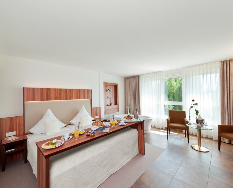 Extraordinary room with breakfast table at the bedside in the 4-star hotel Ringhotel Am Stadtpark in Luenen | © Ringhotel Am Stadtpark in Lünen