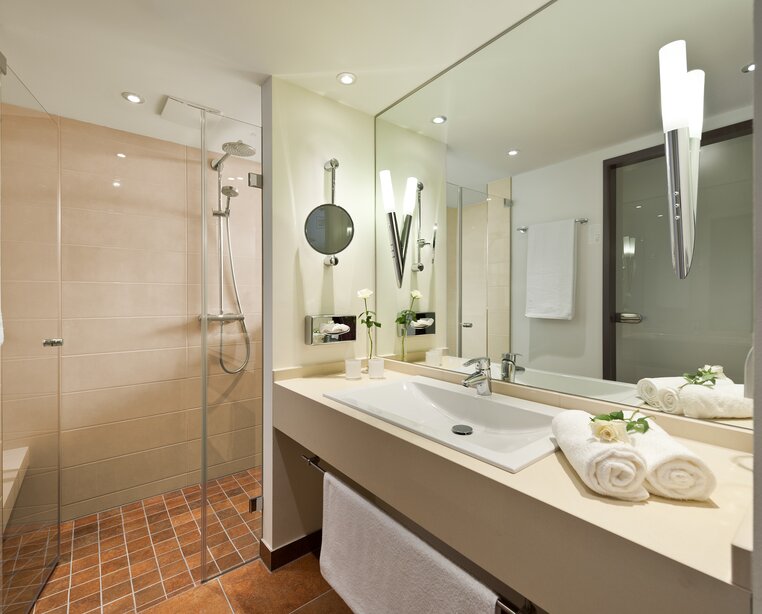 Spacious with love for detail designed bathroom at the 4-star hotel Ringhotel Am Stadtpark in Luenen | © Ringhotel Am Stadtpark in Lünen