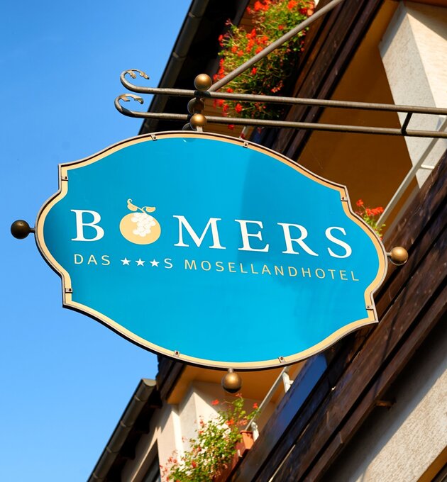 Logo Bömers at the 3-star-superior hotel Ringhotel Boemers Moselland in Alf/Mosel | © Hausansicht des Ringhotel Bömers Moselland in Alf/Mosel, 3 Sterne Superior Hotel in der Eifel bei Nacht