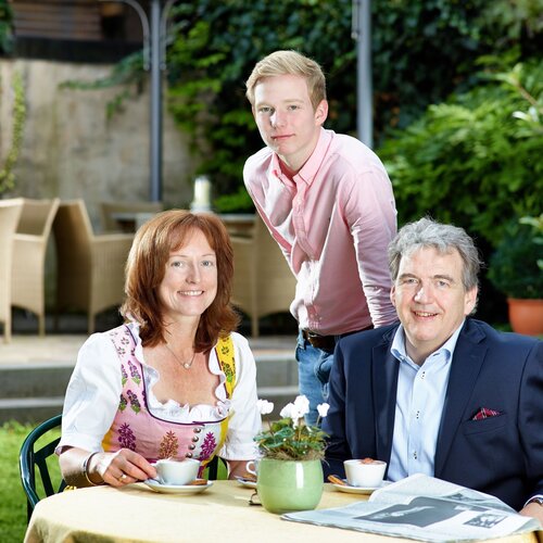 Family Gleißner and team welcomes you at the 3-star-superior hotel Ringhotel Boemers Moselland in Alf/Mosel | © Ringhotel Bömers Moselland in Alf/Mosel