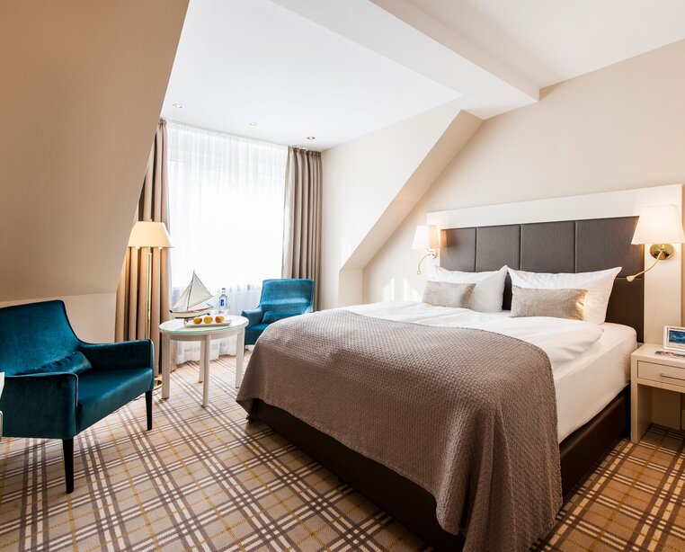 Comfortable, wide double bed ensures restful sleep in the 4-star hotel Ringhotel Birke in Kiel | © Ringhotel Birke in Kiel