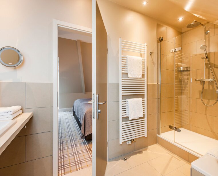 Modern spacious bathroom in the Junior suite of the 4-star hotel Ringhotel Birke in Kiel | © Ringhotel Birke in Kiel