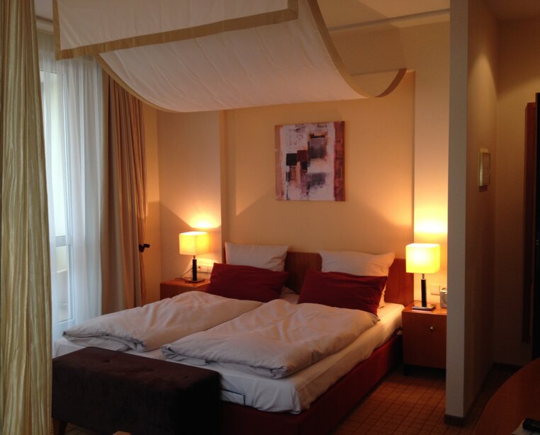Geräumiges und elegantes Doppelzimmer mit Baldachin im 4 Sterne Hotel Ringhotel Bundschu in Bad Mergentheim | © Ringhotel Bundschu in Bad Mergentheim