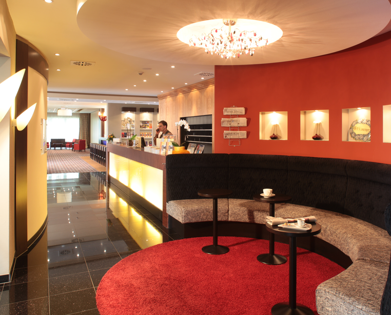 Hotelhalle mit Blick auf die Rezeption im 4 Sterne Hotel Ringhotel Bundschu in Bad Mergentheim | © Ringhotel Bundschu in Bad Mergentheim