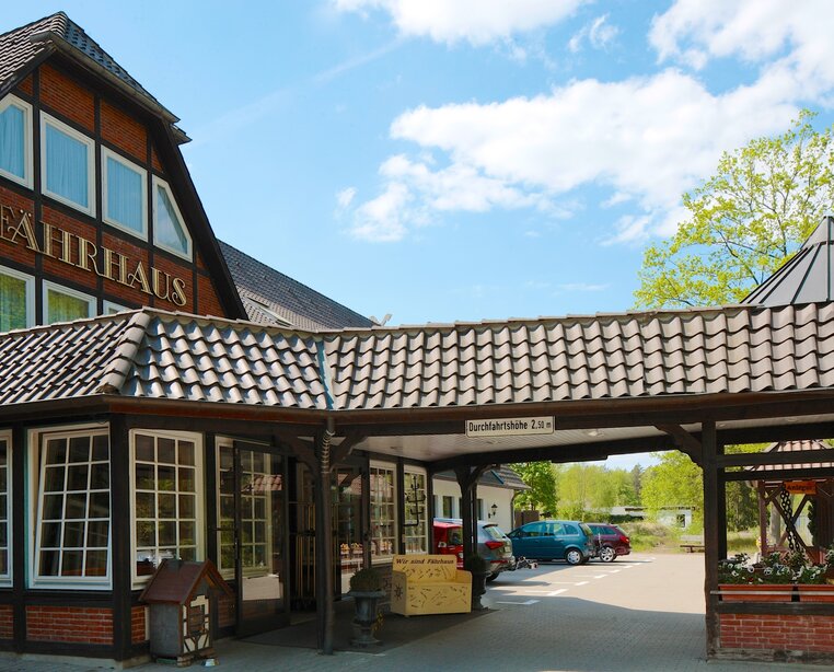 Einfahrt zum 4 Sterne Hotel Ringhotel Fährhaus in Bad Bevensen | © Fährhaus in Bad Bevensen