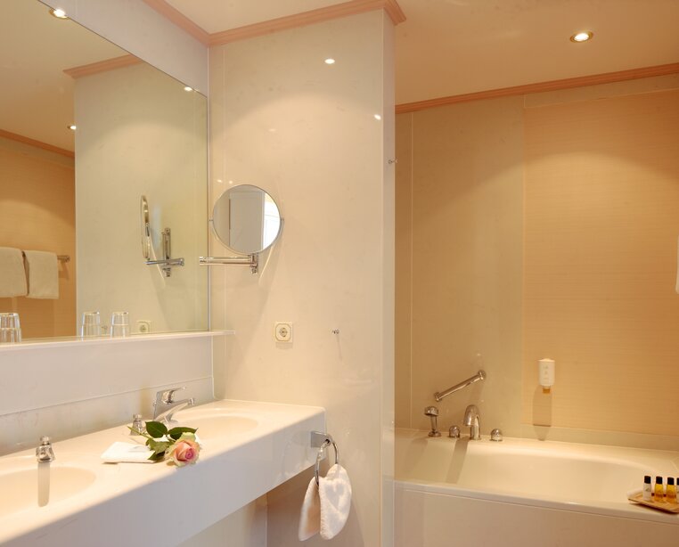 Suite mit extra großem Bad und zwei Waschbecken im 4 Sterne Hotel Ringhotel Fährhaus in Bad Bevensen | © Ringhotel Fährhaus in Bad Bevensen