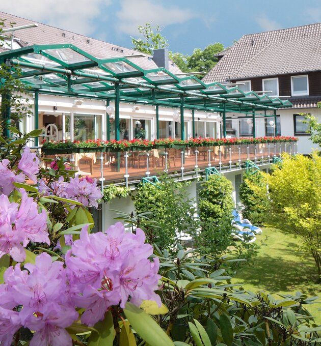 Überdachte Terrasse mit Blick in den Garten im 4 Sterne Hotel Ringhotel Fährhaus in Bad Bevensen | © Ringhotel Fährhaus in Bad Bevensen