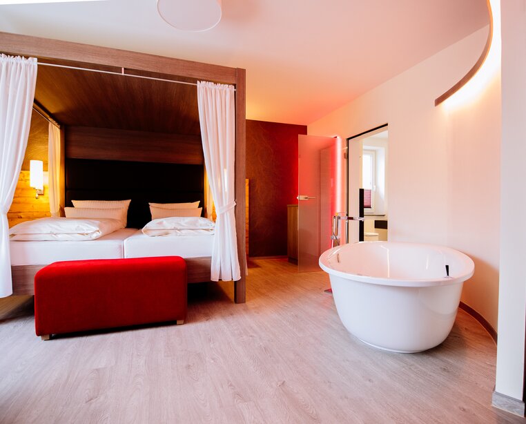 Verbringen Sie Ihre Hochzeitsnacht in der großen und schönen Suite im Ringhotel Forellenhof in Walsrode, 4-Sterne Hotel in der Lüneburger Heide | © Ringhotel Forellenhof in Walsrode