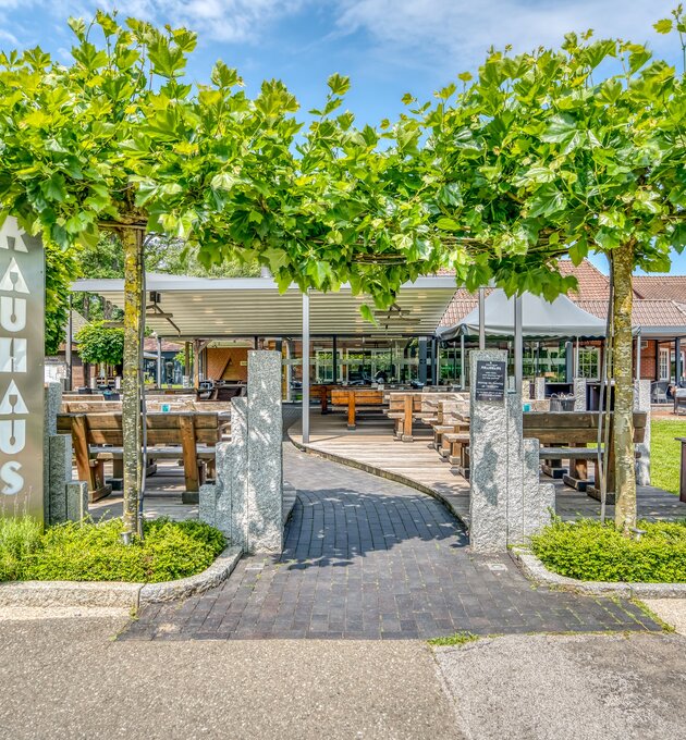 Eingang des Biergartens des Ringhotel Forellenhof, 4-Sterne Hotel in der Lüneburger Heide | © Ringhotel Forellenhof in Walsrode