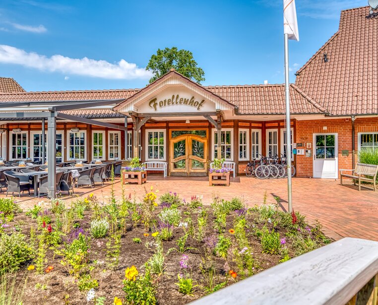 Hoteleingang des Ringhotel Forellenhof, 4-Sterne Hotel in der Lüneburger Heide | © Ringhotel Forellenhof in Walsrode