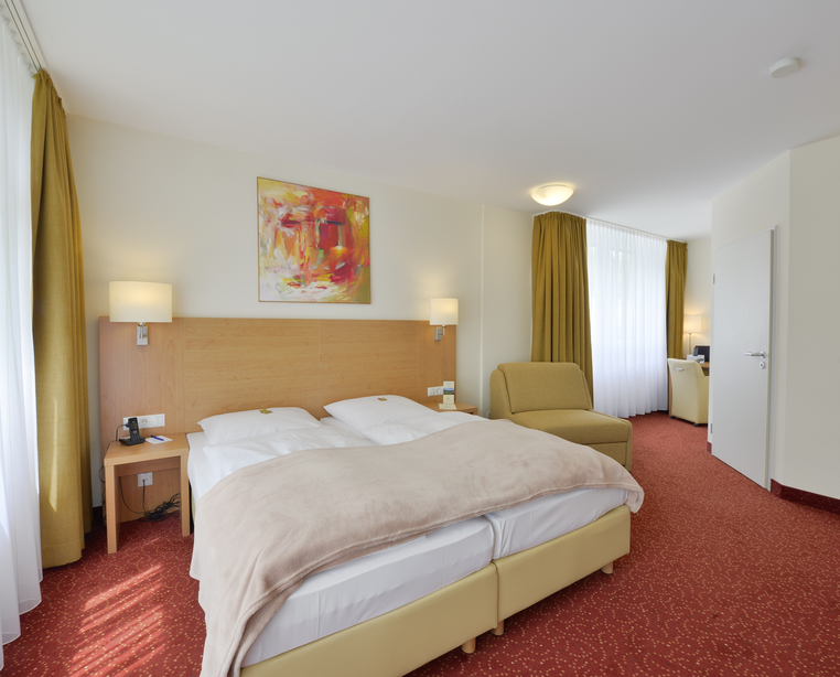 Die großzügig gestalteten Zimmer im 3 Sterne Superior Hotel Ringhotel Haus Oberwinter in Remagen/Bonn liegen zur ruhigen Waldseite | © Ringhotel Haus Oberwinter in Remagen/Bonn