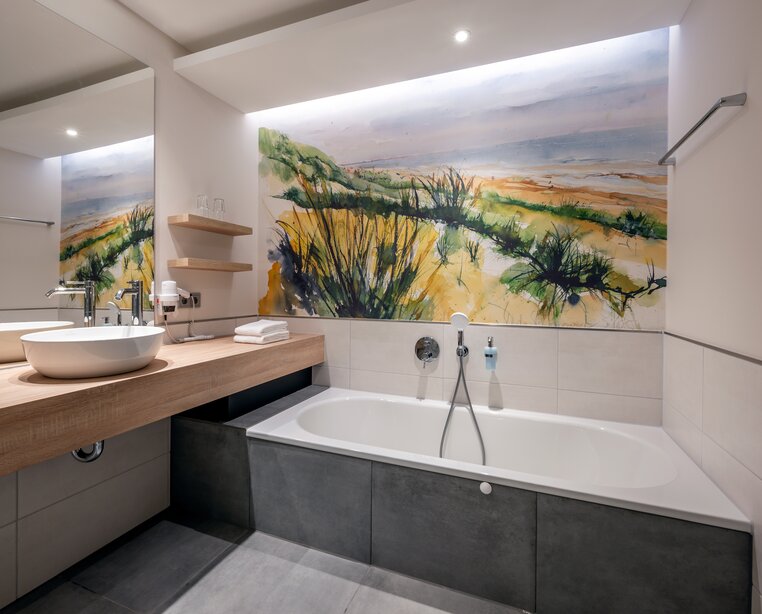 Bad Grand Deluxe Plus Zimmer im Ringhotel Köhlers Forsthaus in Aurich, 4 Sterne Hotel an der Nordseeküste | © Günther Standl