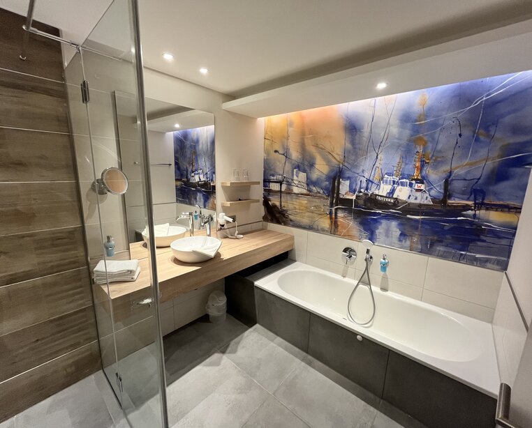 Bad Grand Deluxe Plus Zimmer im Ringhotel Köhlers Forsthaus in Aurich, 4 Sterne Hotel an der Nordseeküste | © Günther Standl