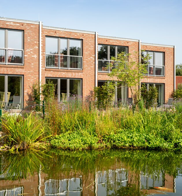 Ein moderner Neubau mit Teichblick  im Ringhotel Köhlers Forsthaus in Aurich, 4 Sterne Hotel an der Nordseeküste | © Günther Standl