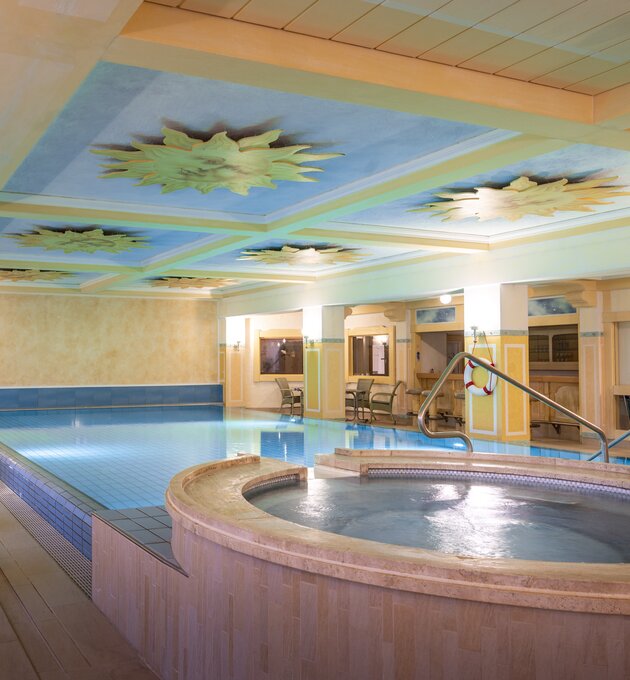 Wunderschön gestaltetes Schwimmbad im 4 Sterne Superior Hotel Ringhotel Krone in Friedrichshafen | © Ringhotel Krone Schnetzenhausen