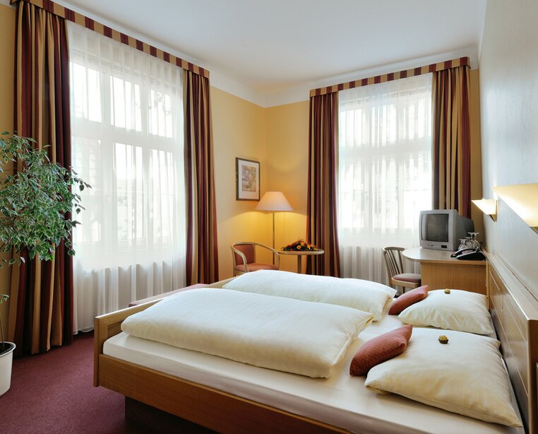 Das 4 Sterne Hotel Ringhotel Kurhaus Ochs in Schmitten/Taunus mit Blick auf die Felsenkirche und grüne Tannenwipfel | © Ringhotel Kurhaus Ochs in Schmitten/Taunus