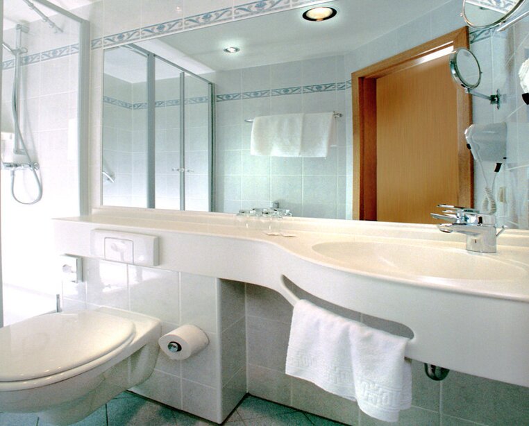 Modern und geschmackvoll eingerichtetes Badezimmer im 4 Sterne Hotel Ringhotel Kurhaus Ochs in Schmitten/Taunus | © Ringhotel Kurhaus Ochs in Schmitten/Taunus