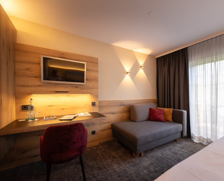 Doppelzimmer mit Sofa im Ringhotel Landhaus Nicolai in Lohmen, Hotel  in der Sächsischen Schweiz | © Landhaus Nicolai