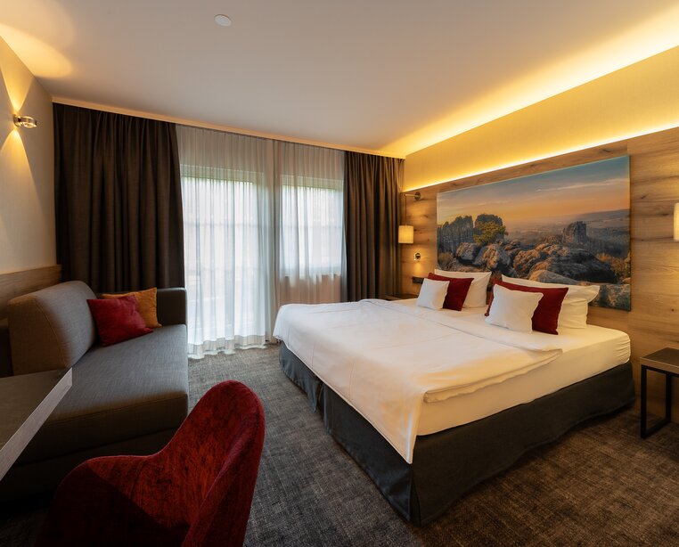 Doppelzimmer mit Sofa im Ringhotel Landhaus Nicolai in Lohmen, Hotel  in der Sächsischen Schweiz | © Landhaus Nicolai