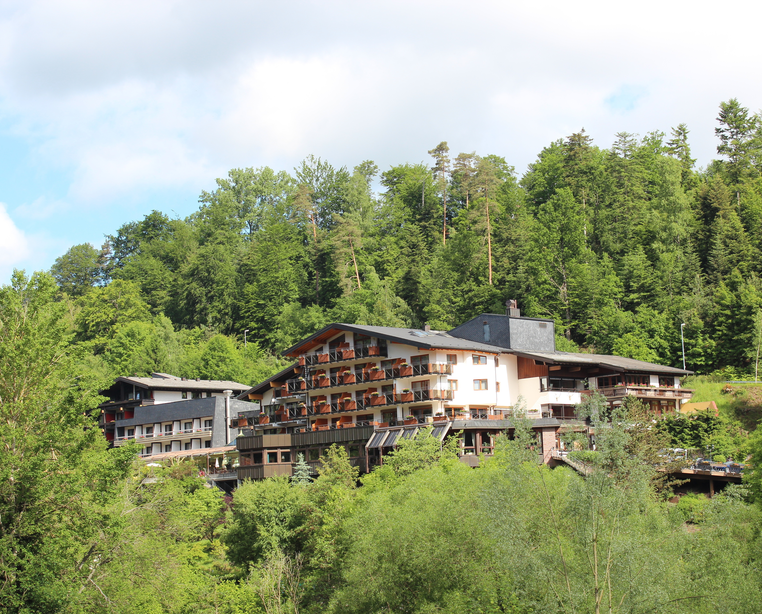Das 4 Sterne Ringhotel Mönchs Waldhotel in Unterreichenbach inmitten der Ferienregion Nordschwarzwald gelegen. | © Ringhotel Mönchs Waldhotel in Unterreichenbach