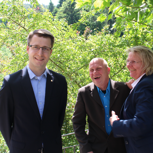 Familie Mönch und Hoteldirektor Marius Gausmann, Ringhotel Mönchs Waldhotel in Unterreichenbach | © Ringhotel Mönchs Waldhotel