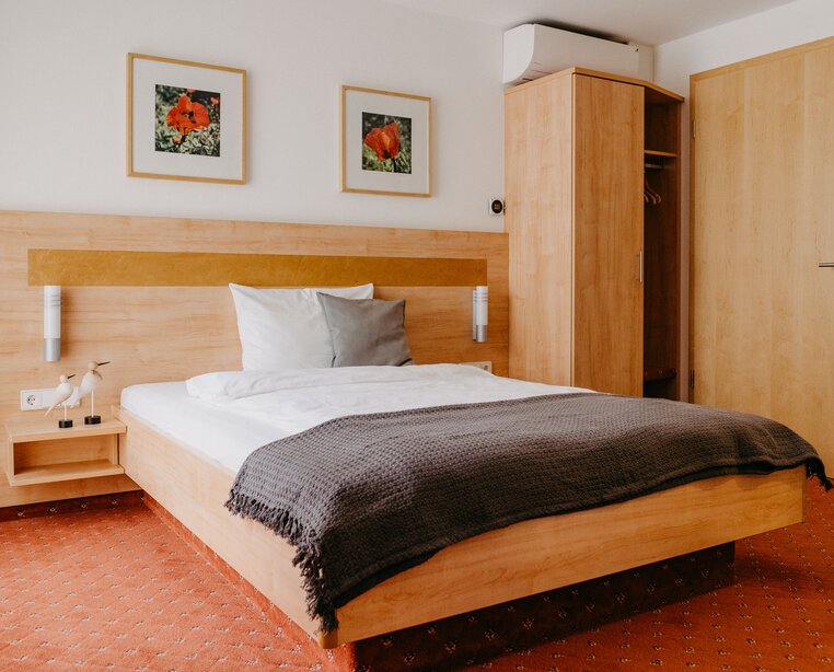 Room with extra large bed at the 3-star-superior hotel Ringhotel Johanniterbad in Rottweil | © Ringhotel Johanniterbad in Rottweil