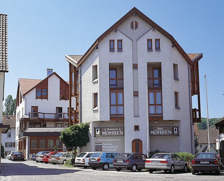 Die oberschwäbische Landschaft rund um den Erholungsort mit ihren Seen und Wäldern bietet zahlreiche Freizeitaktivitäten im 3 Sterne Superior Hotel Ringhotel Mohren in Ochsenhausen | © Außenansicht des Ringhotel Mohren in Ochsenhausen, 3 Sterne Superior Hotel in Schwaben