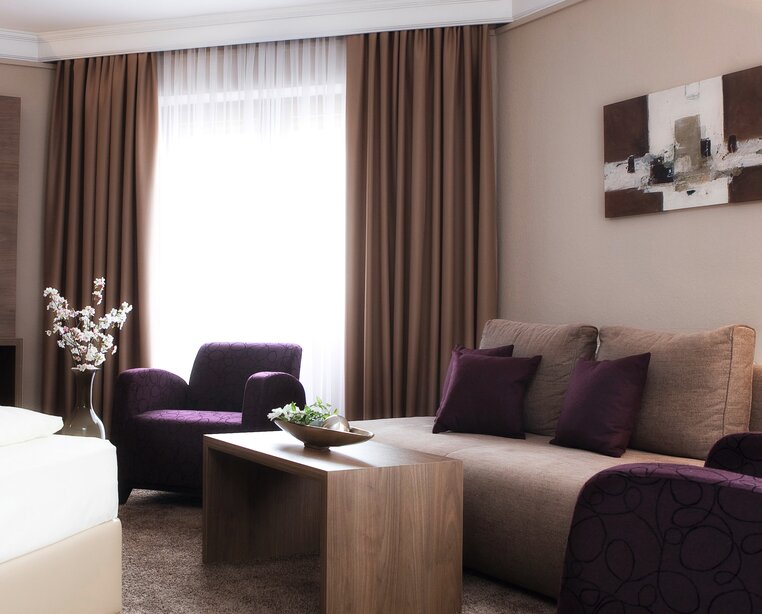 Stilvolle moderne Sitzecke im Zimmer des 4 Sterne Hotel Ringhotel Nassau-Oranien in Limburg/Hadamar | © Doppelzimmer im Ringhotel Nassau-Oranien in Limburg/Hadamar