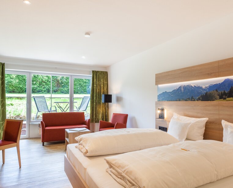 Standard Doppelzimmer mit Bergblick und Balkon im 4 Sterne Hotel Ringhotel Ferienhotel Nebelhornblick in Oberstdorf | © Ringhotel Nebelhornblick, Oberstdorf