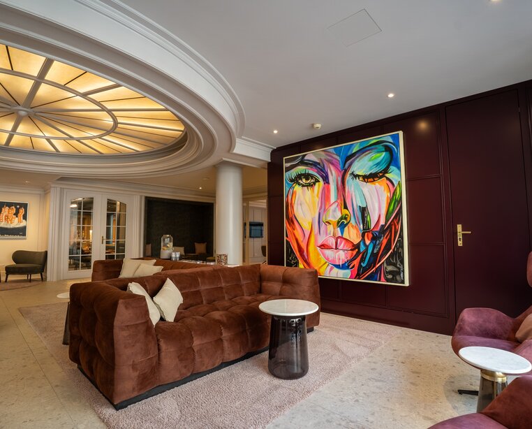 Stilvolle Lounge mit moderner Kunst im Ringhotel Niedersachsen in Höxter, 4-Sterne-Hotel im Weserbergland | © Ringhotel Niedersachsen in Höxter