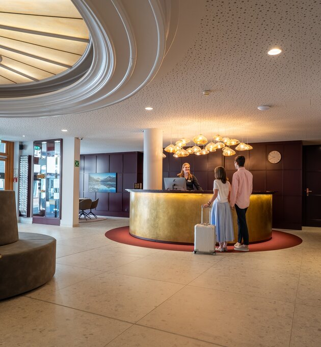 Moderne Hotelrezeption im Ringhotel Niedersachsen in Höxter, 4-Sterne-Hotel im Weserbergland | © Ringhotel Niedersachsen in Höxter