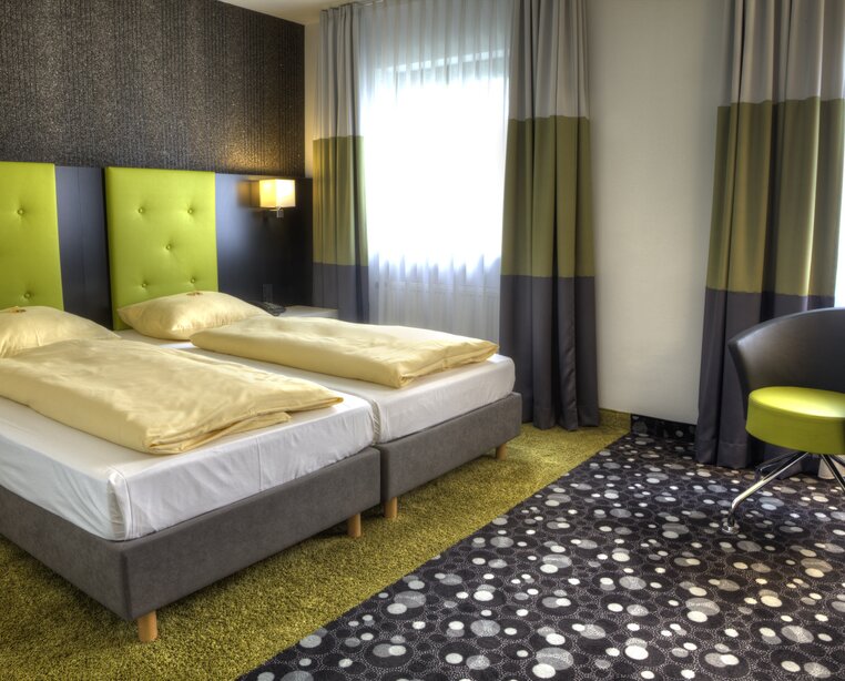 Comfort Doppelzimmer schön gestaltet in modernen Farben im 4 Sterne Hotel Ringhotel Reubel in Nürnberg-Zirndorf | © Ringhotel Reubel in Nürnberg-Zirndorf