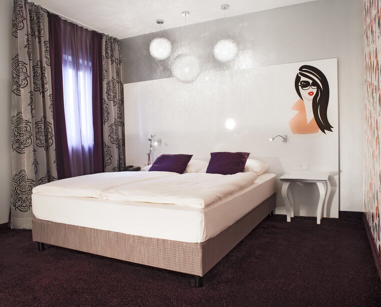 Alle Standardzimmer haben individuelle ausgefallene Einrichtungen im 3 Sterne Superior Hotel Ringhotel Reubel in Nürnberg-Zirndorf | © Ringhotel Reubel in Nürnberg-Zirndorf