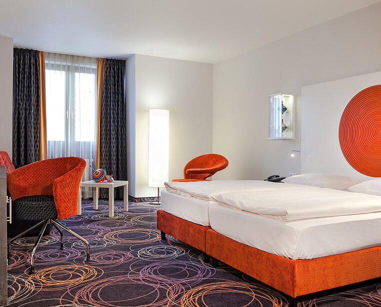 Superior Doppelzimmer "Kreisel" mit Orangen Details im Ringhotel Reubel garni  in Zirndorf, 4 Sterne Hotel | © Ringhotel Reubel in Zirndorf