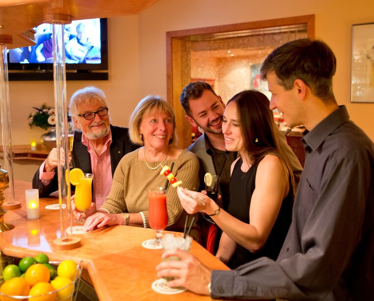 Den Abend genießen in der Bar des 4 Sterne Hotel Ringhotel Roggenland in Waldeck | © Ringhotel Roggenland in Waldeck